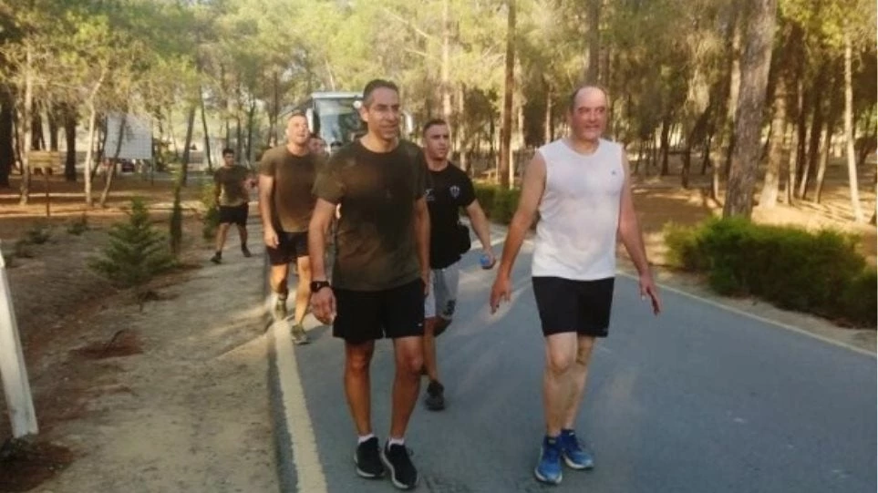 Φωτογραφίες: Ο Κύπριος υπ. Άμυνας έκανε γυμναστική με τους ΛΟΚατζήδες